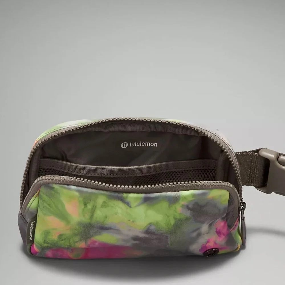 NWT Lululemon Everywhere Belt Bag in Hyper Dye - Picture 4 of 15